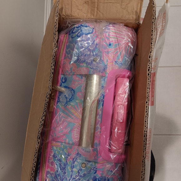 NWT Lilly Pulitzer Carry On Luggage.
It's the Splendor in the Sand print! - Picture 8 of 8